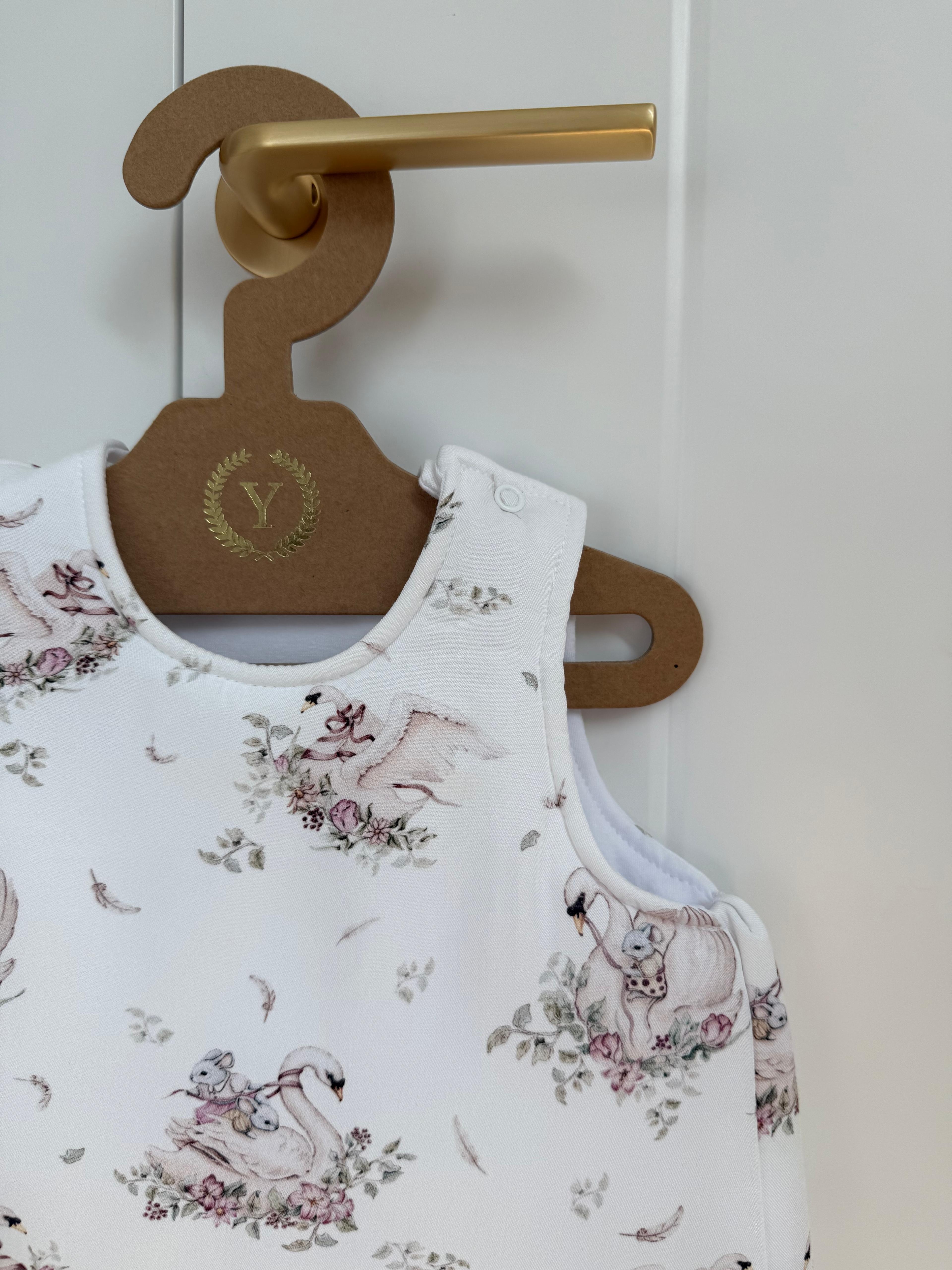 Zbliżenie na wzór Little Swan śpiworka do spania YOSOY – widoczna faktura miękkiej wiskozy bambusowej