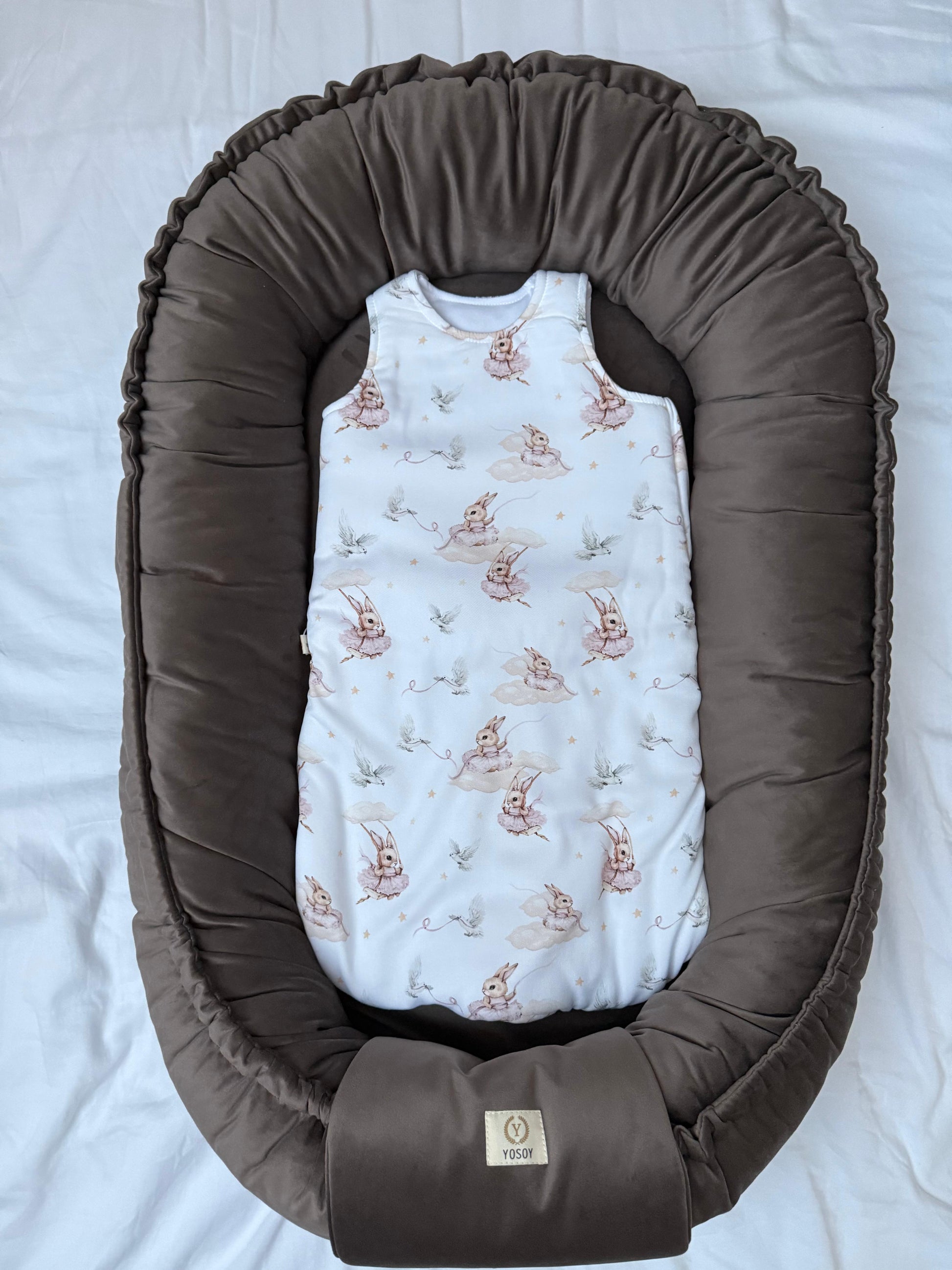 Zestaw YOSOY – kokon niemowlęcy i śpiworek bambusowy we wzorze Tutu Rabbits – spójna kolorystyka do wyprawki.