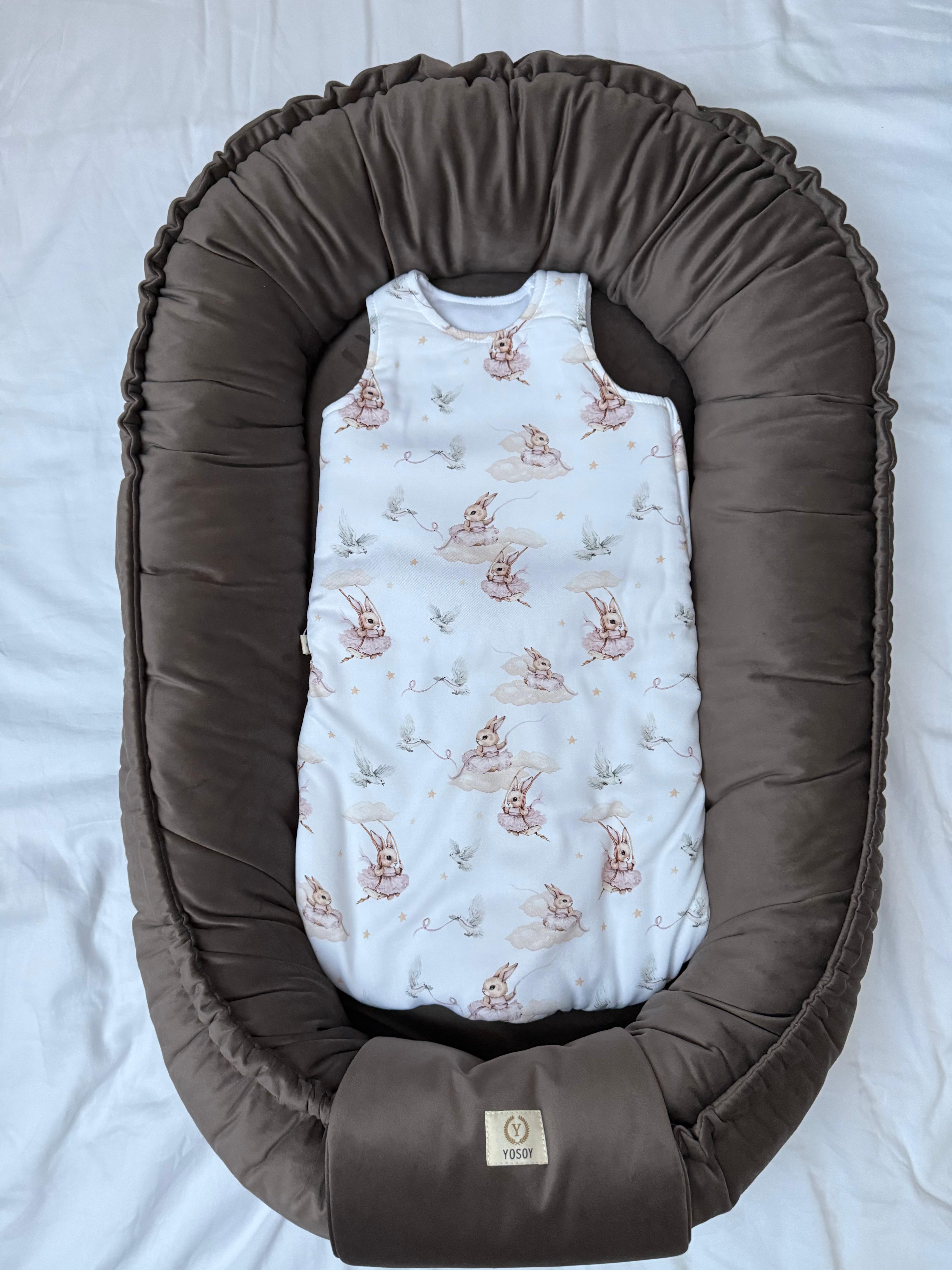 Zestaw YOSOY – kokon niemowlęcy i śpiworek bambusowy we wzorze Tutu Rabbits – spójna kolorystyka do wyprawki.