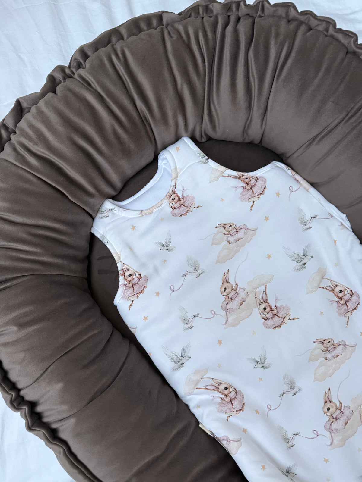 Śpiworek do spania YOSOY rozłożony na płasko w kokonie - wzór tutu rabbits
