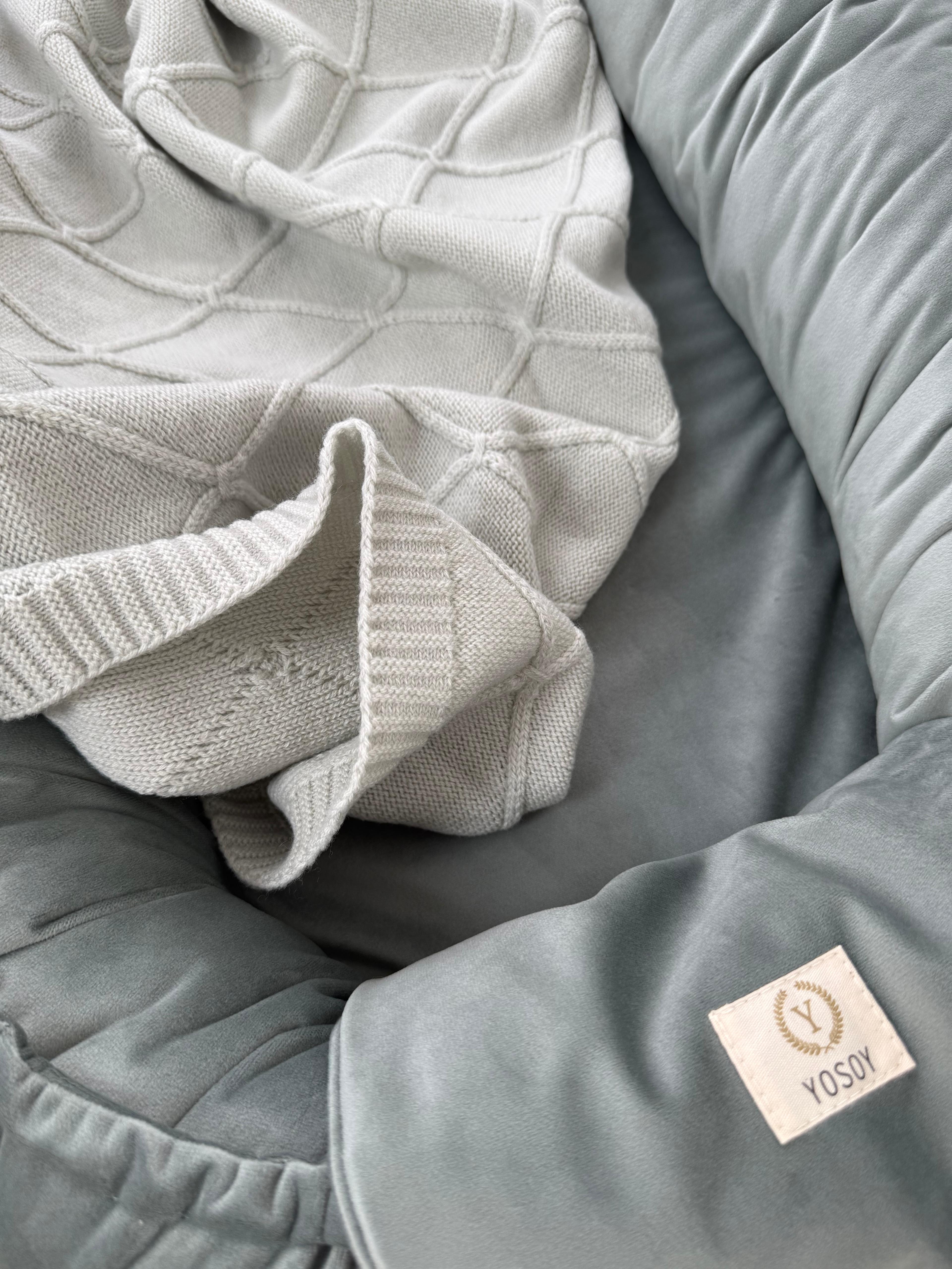Zbliżenie na koc merino diamonds oraz kokon velvetowy dla niemowląt YOSOY 