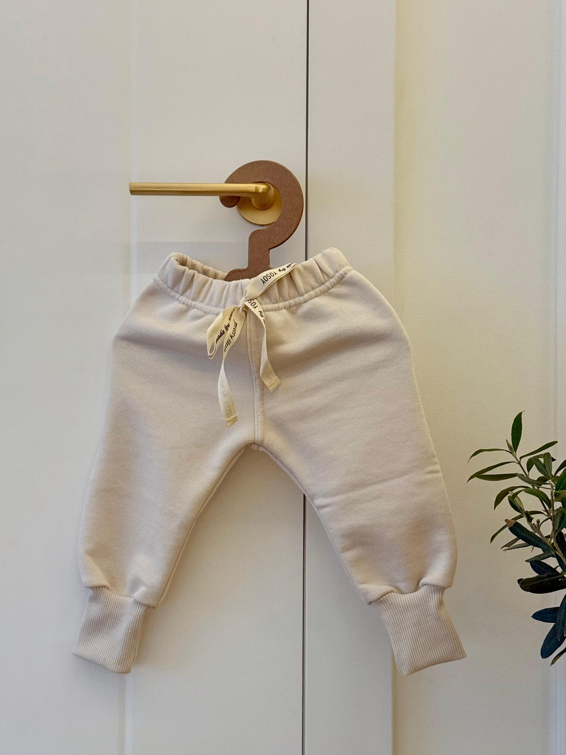 Spodnie dresowe TEDDY YOSOY w kolorze jasny beż – 100% bawełna
