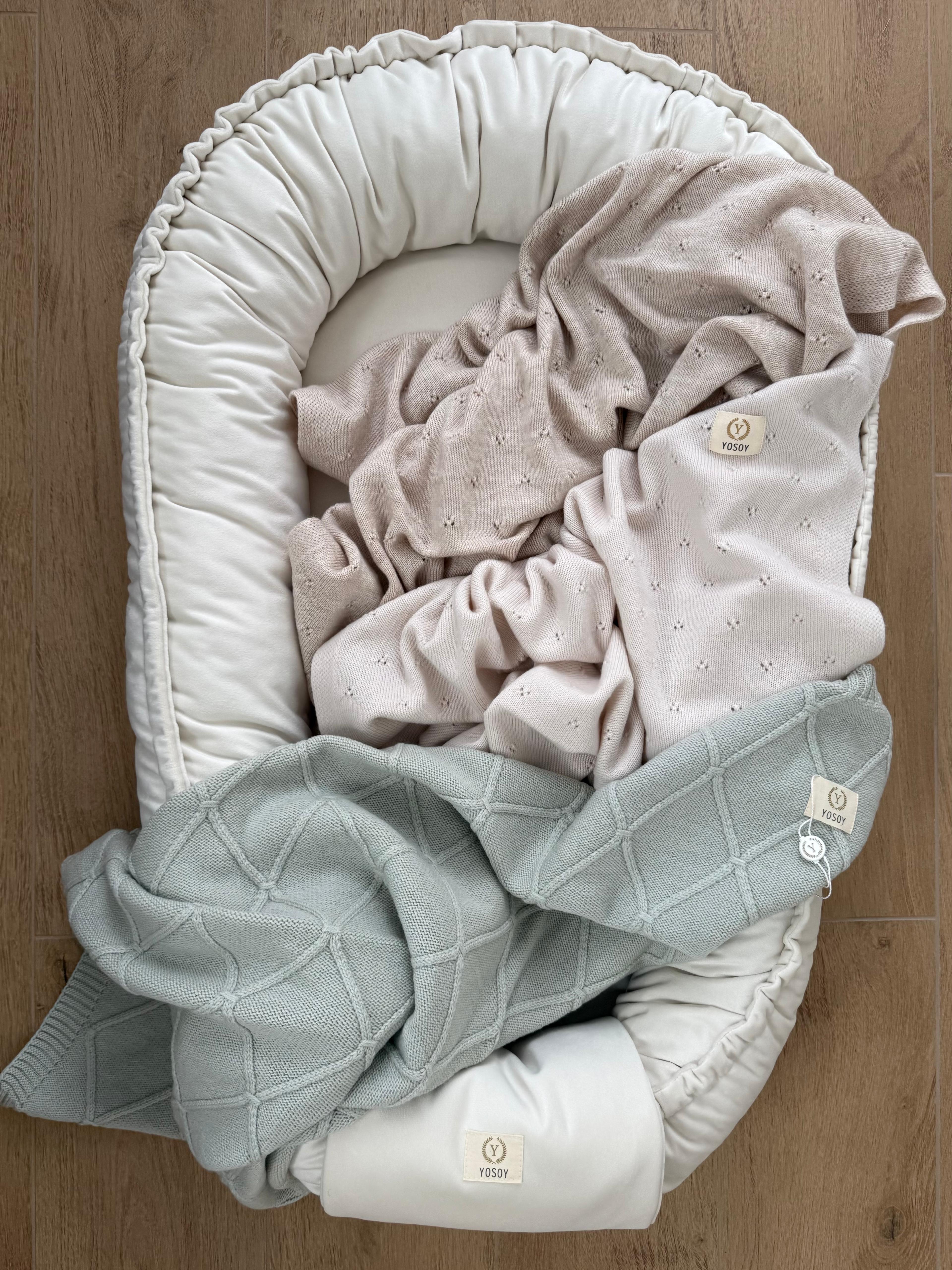 Kokon niemowlęcy YOSOY z kocami z wełny merino Jersey w kolorze cappucino i cocoa milkk i diamonds szałwia, miękki velvet i naturalna wełna