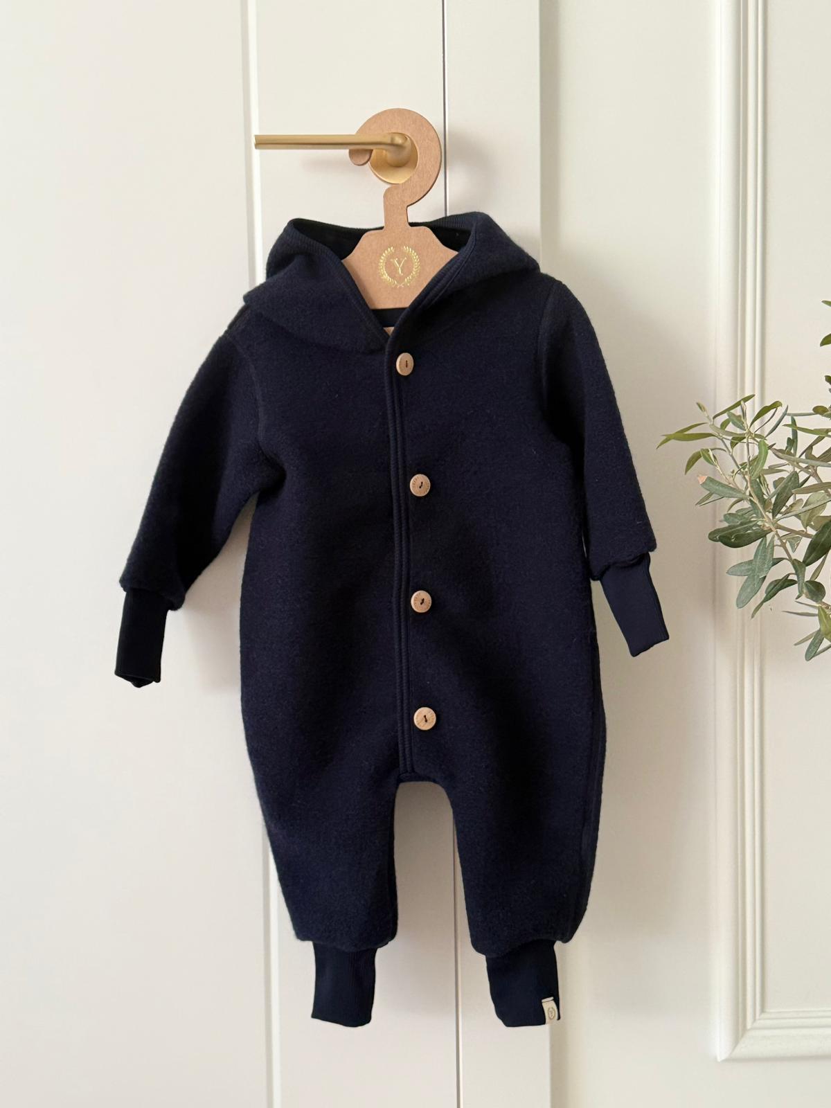 Kombinezon z wełny merino oversize YOSOY w kolorze granatowym – 92% wełna merynosa