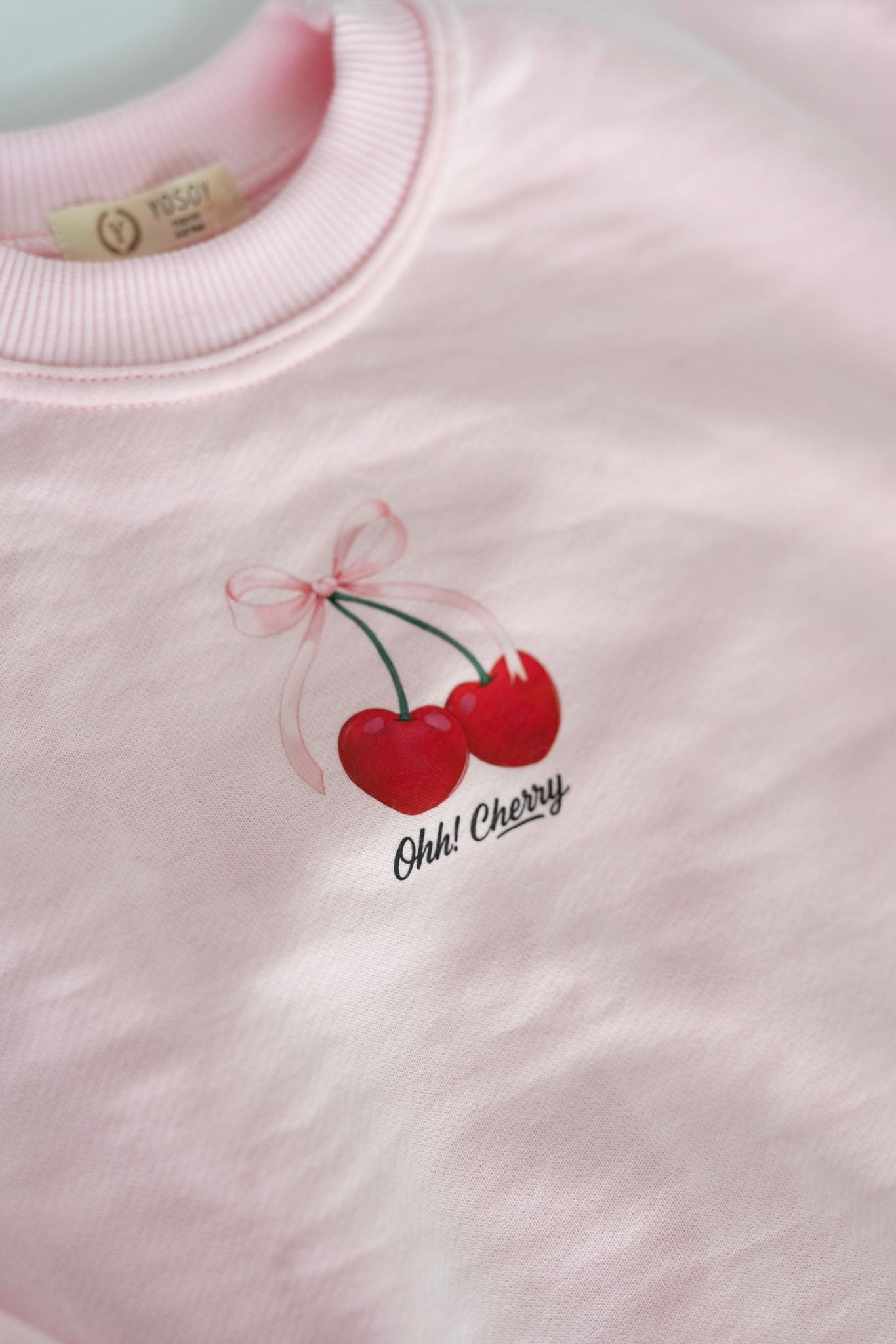 Zbliżenie na dres OHH! CHERRY YOSOY w kolorze jasny róż – 100% bawełna, oversize'owy krój ze ściągaczem przy szyi. 
