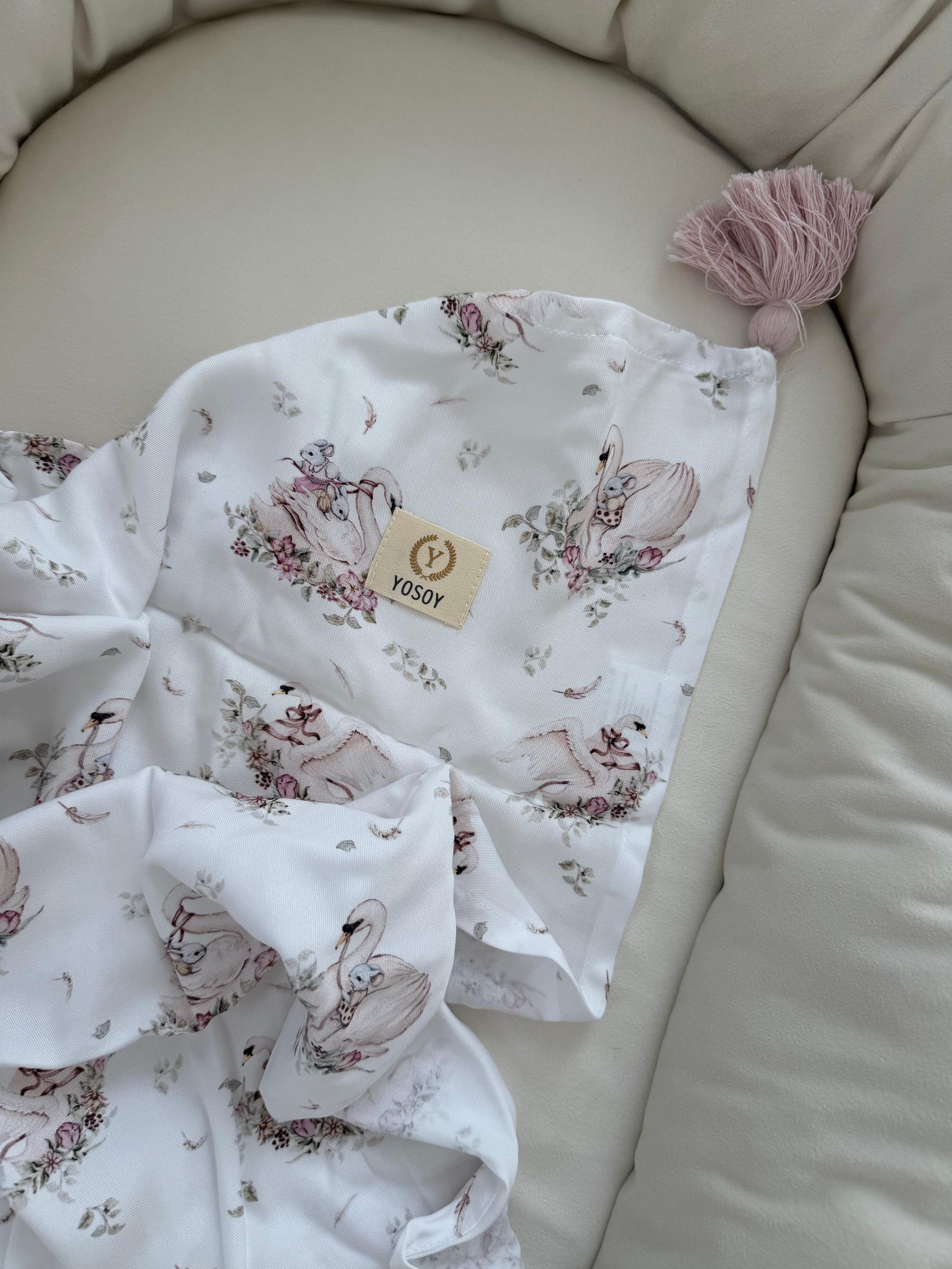 Otulacz bambusowy YOSOY z chwostami we wzorze Little Swan zbliżenie na miękką strukturę wiskozy bambusowej