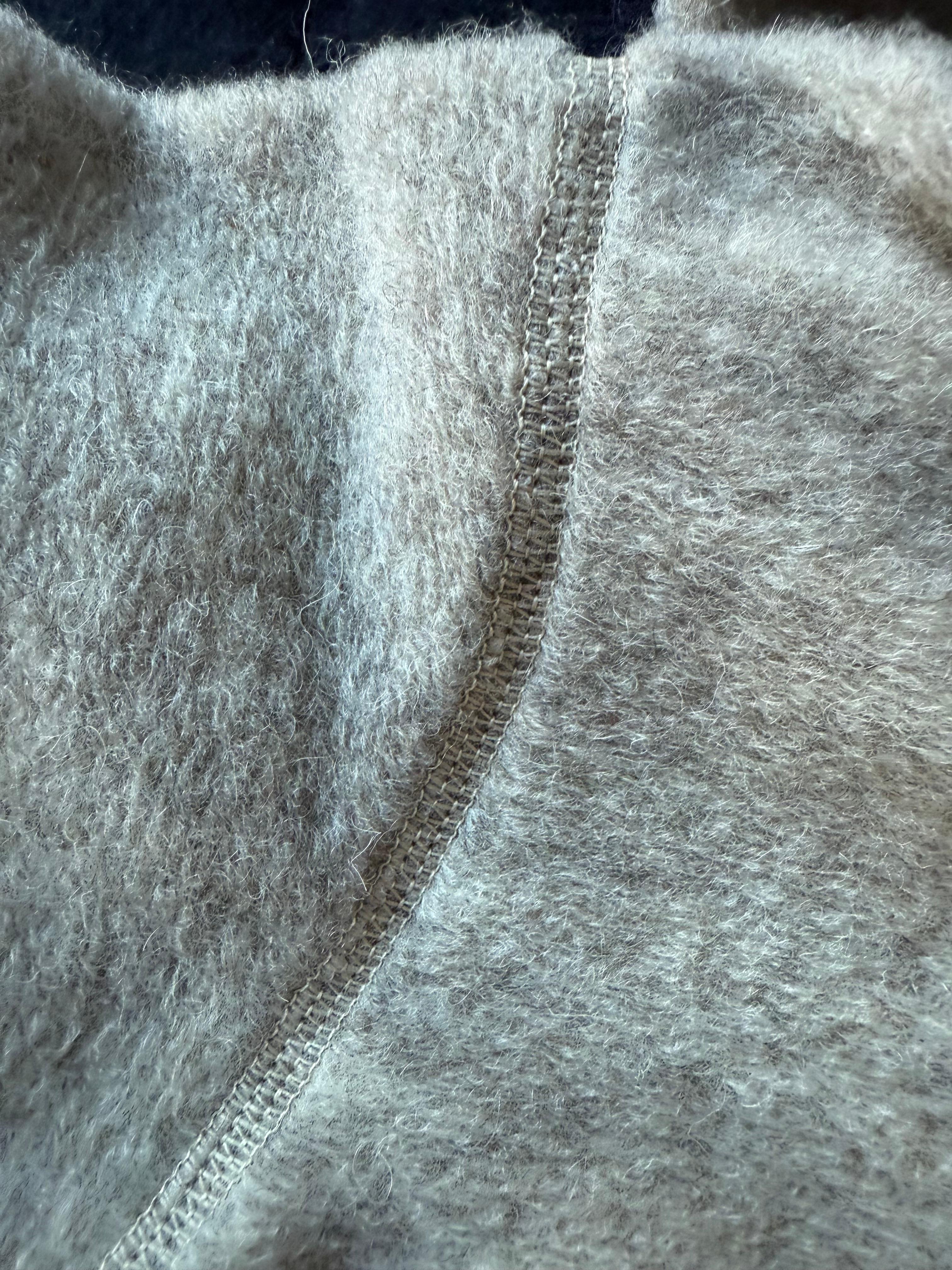 Zbliżenie kombinezonu z wełny merino YOSOY – naturalne wykończenie premium